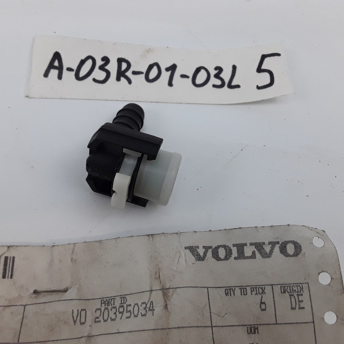 Volvo 20395034 Male Elbow Fuel Line Fitting, 90° Fits Volvo Mack Trucks