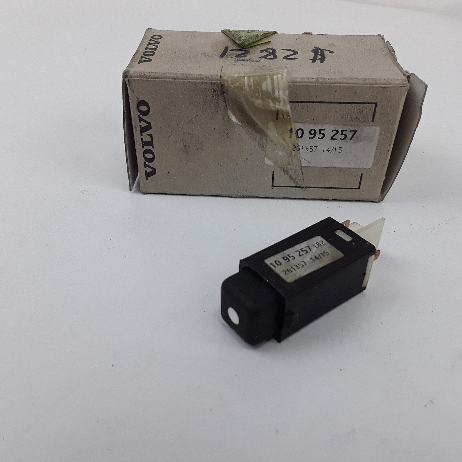 Multi-Purpose Dash Dashboard Push-Button Switch For Volvo Trucks 1095257