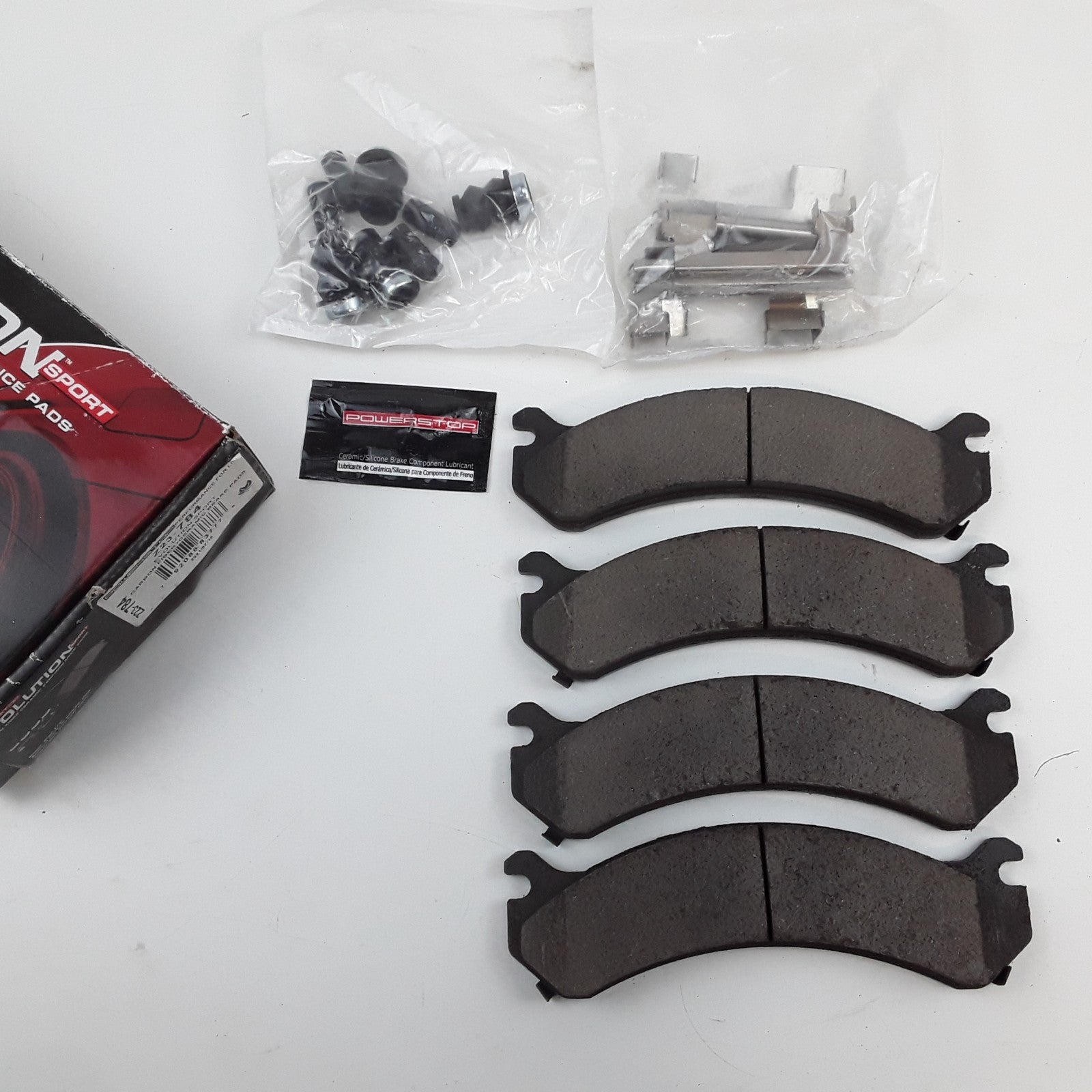 Front Disc Brake Pad Set Fits Cadillac Chevrolet GMC Hummer 1999 2000 2001-2020