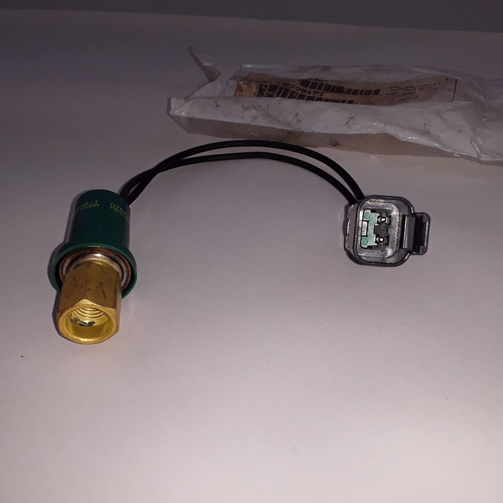 OEM MACK A/C HIGH PRESSURE SWITCH 20779171 ,1MR2469M CXN612 CXN613/MR688P MR688S