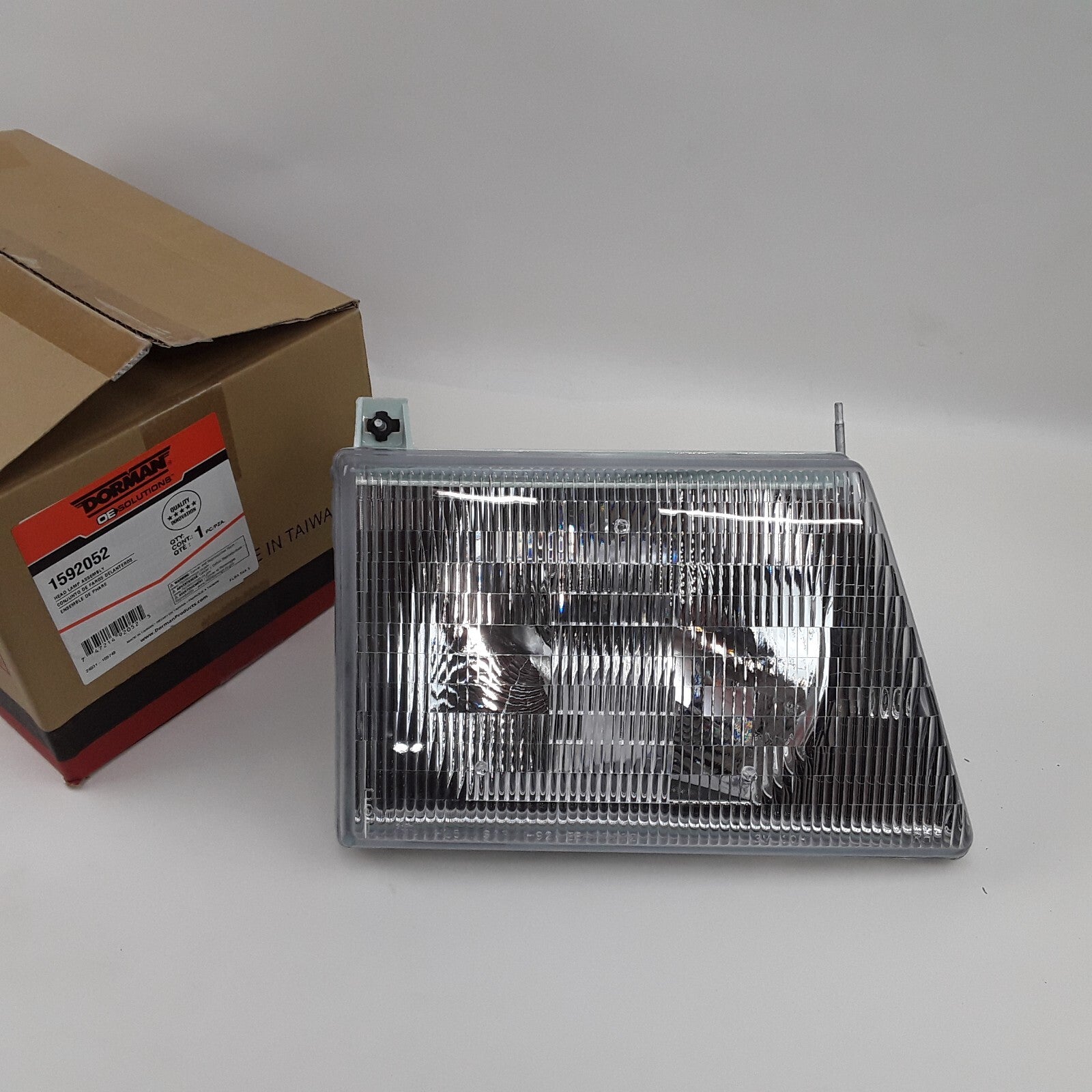 Right Headlight Assembly Fits Ford Econoline E-150 E-250 E-250 Econoline 1997-07