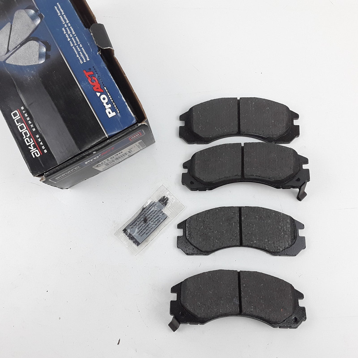 Front Disc Brake Pad Set Fits Mitsubishi Dodge Eagle Plymouth 1991-2006, 2009-14