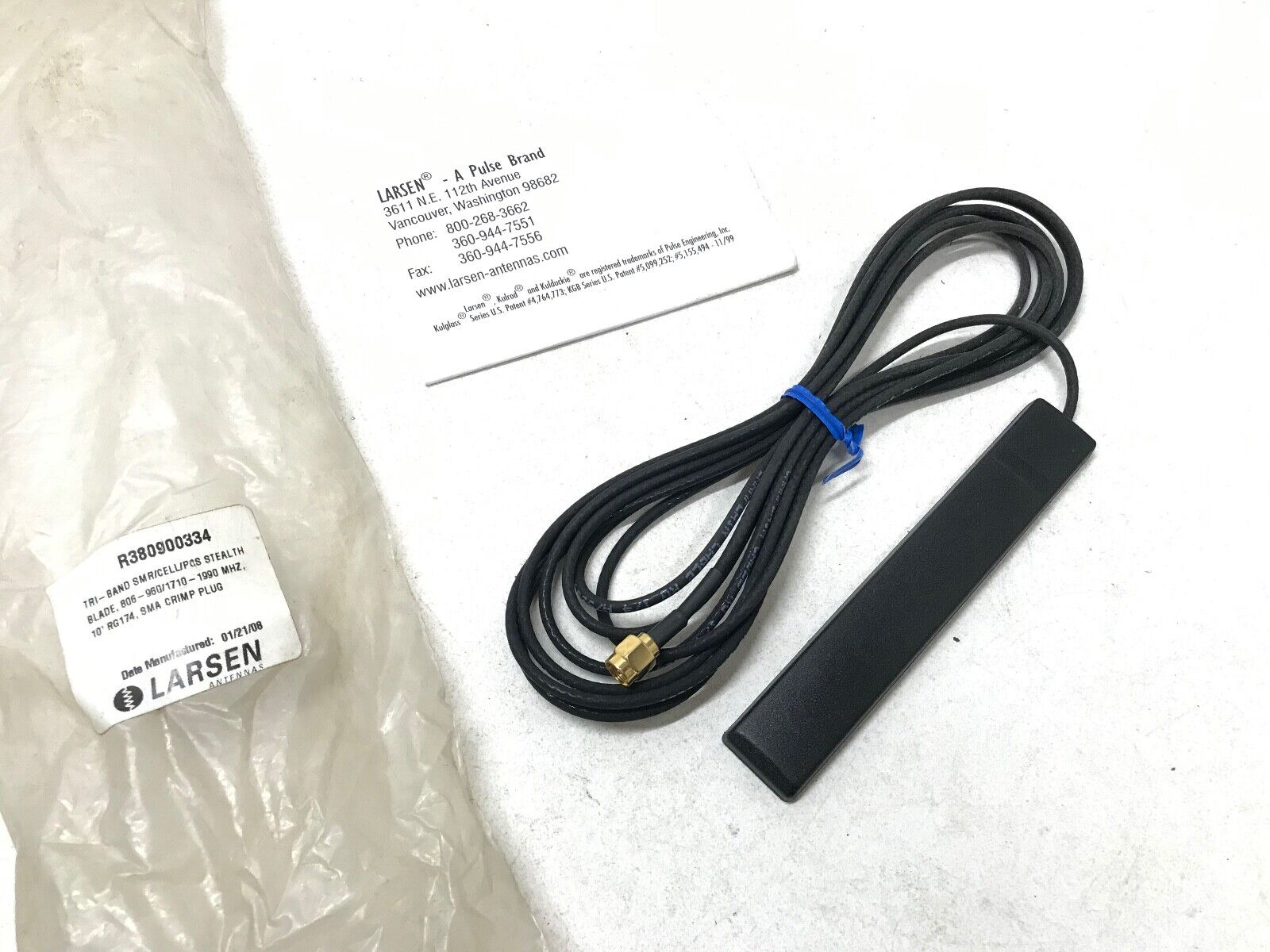 LARSEN R380900334 : Tri Band Cellular Stealth Blade Antenna With SMA Connector - HotCarParts