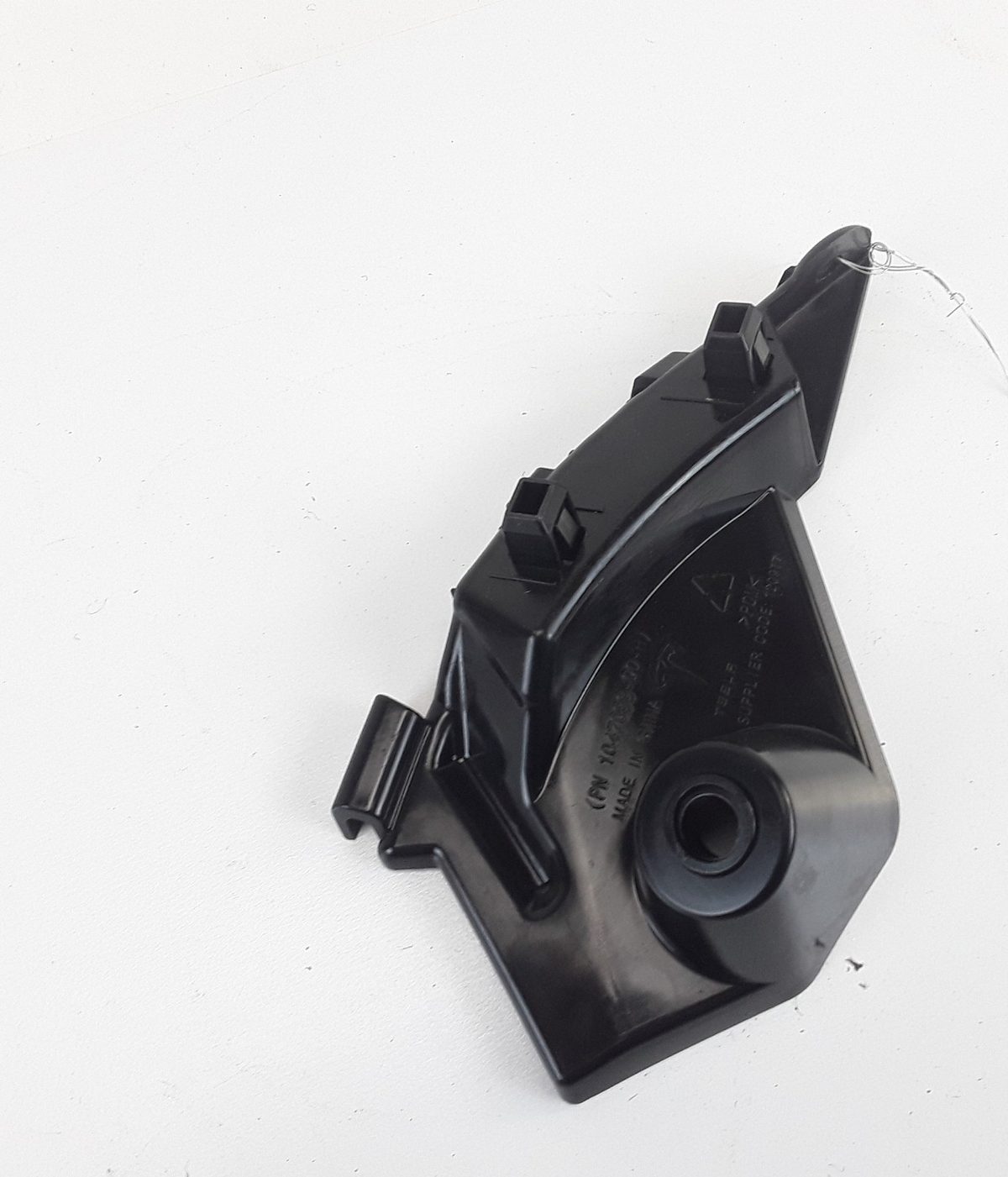 Model X 2015-2021 RH Front Bumper Fascia Fender Bracket 1047093-00-H OEM