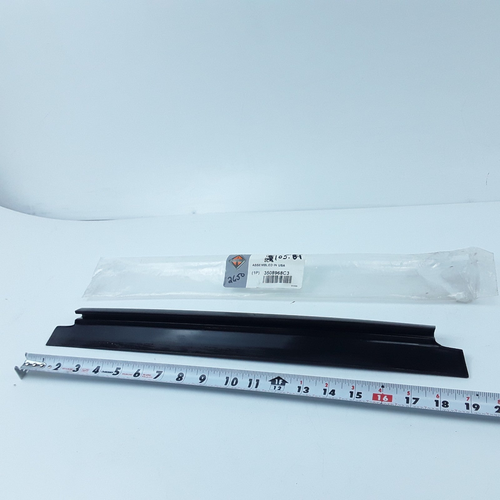 International 3508968C3 Door Glass Seal Assembly 476.6 mm For Navistar Trucks