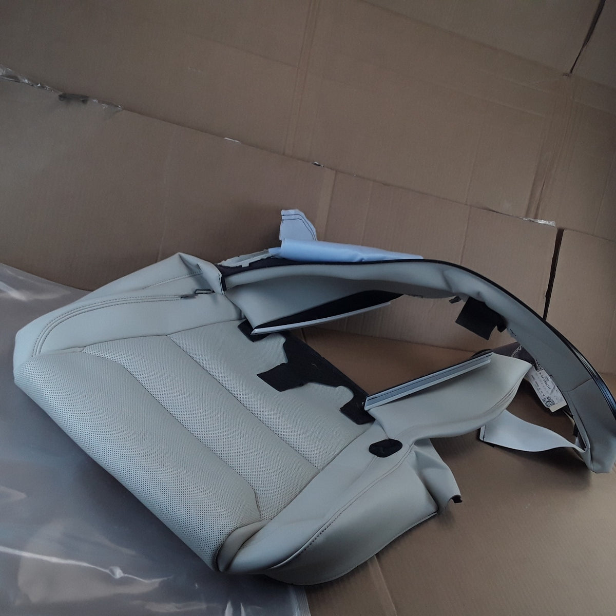 2117953-05-A Right Longrange Cream 2nd Row Monopost Seat Cover For Tesla Model X
