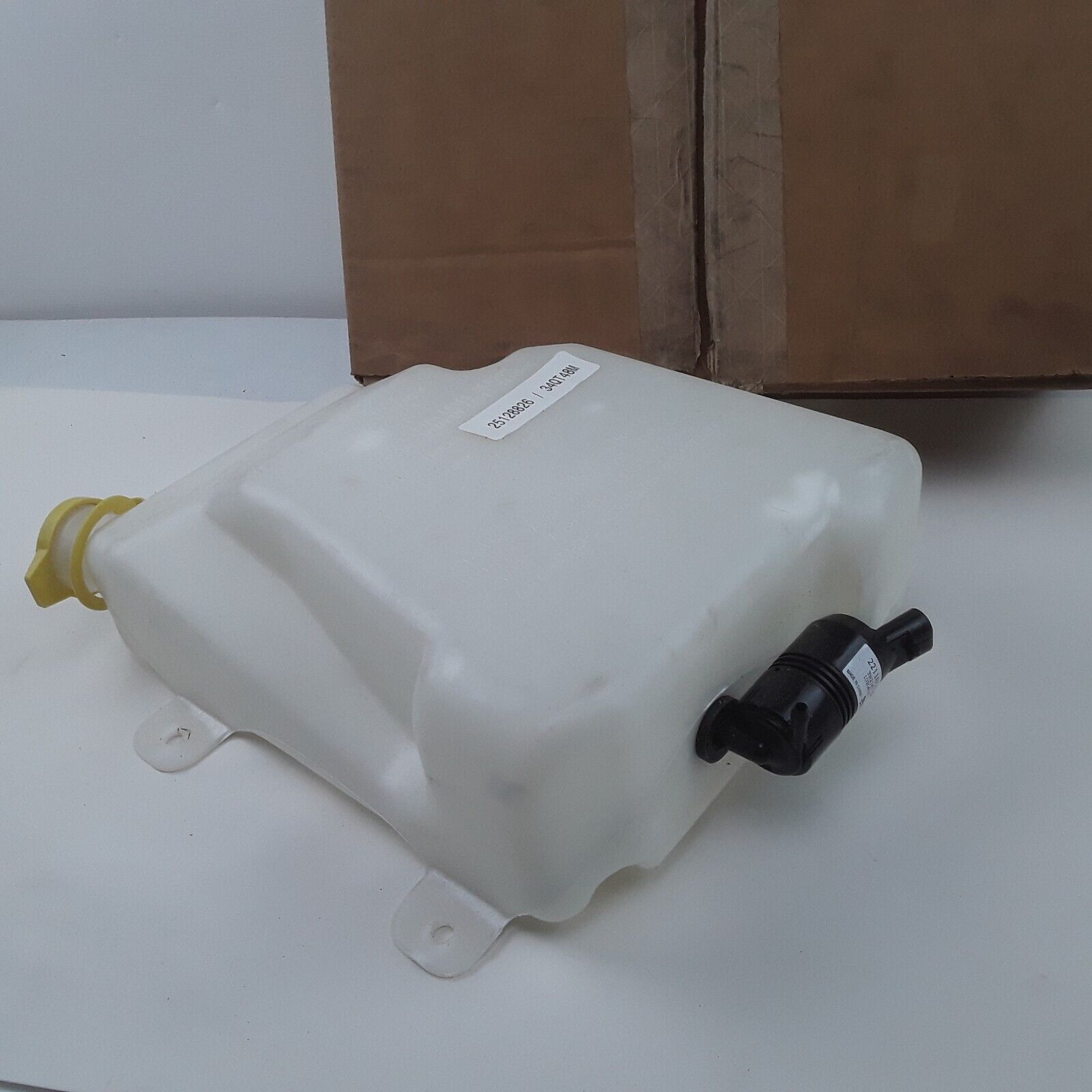 Mack Washer Fluid Reservoir Coolant Pump CH CL CV CX 34QT48M, 25128826, 34QT34AM