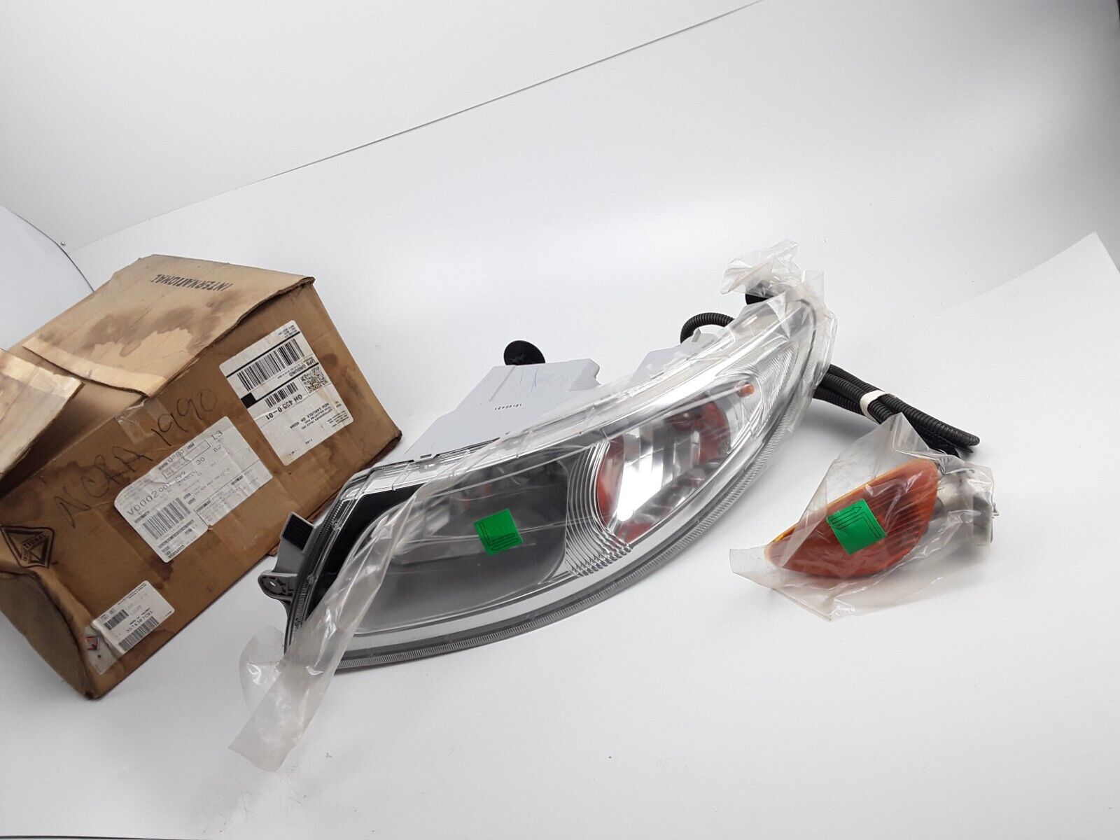 GENUINE International Headlight & Parking Lamp LH Left 4000 8500 8600 RXT - HotCarParts