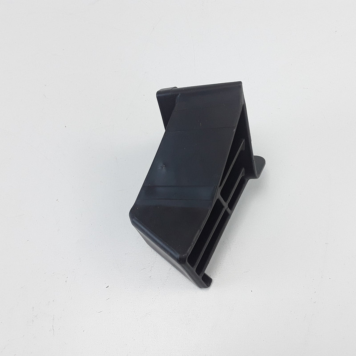 For Tesla Model S 2021-2025 RH Front Bumper Fascia Bracket Mount 1704657-00-D