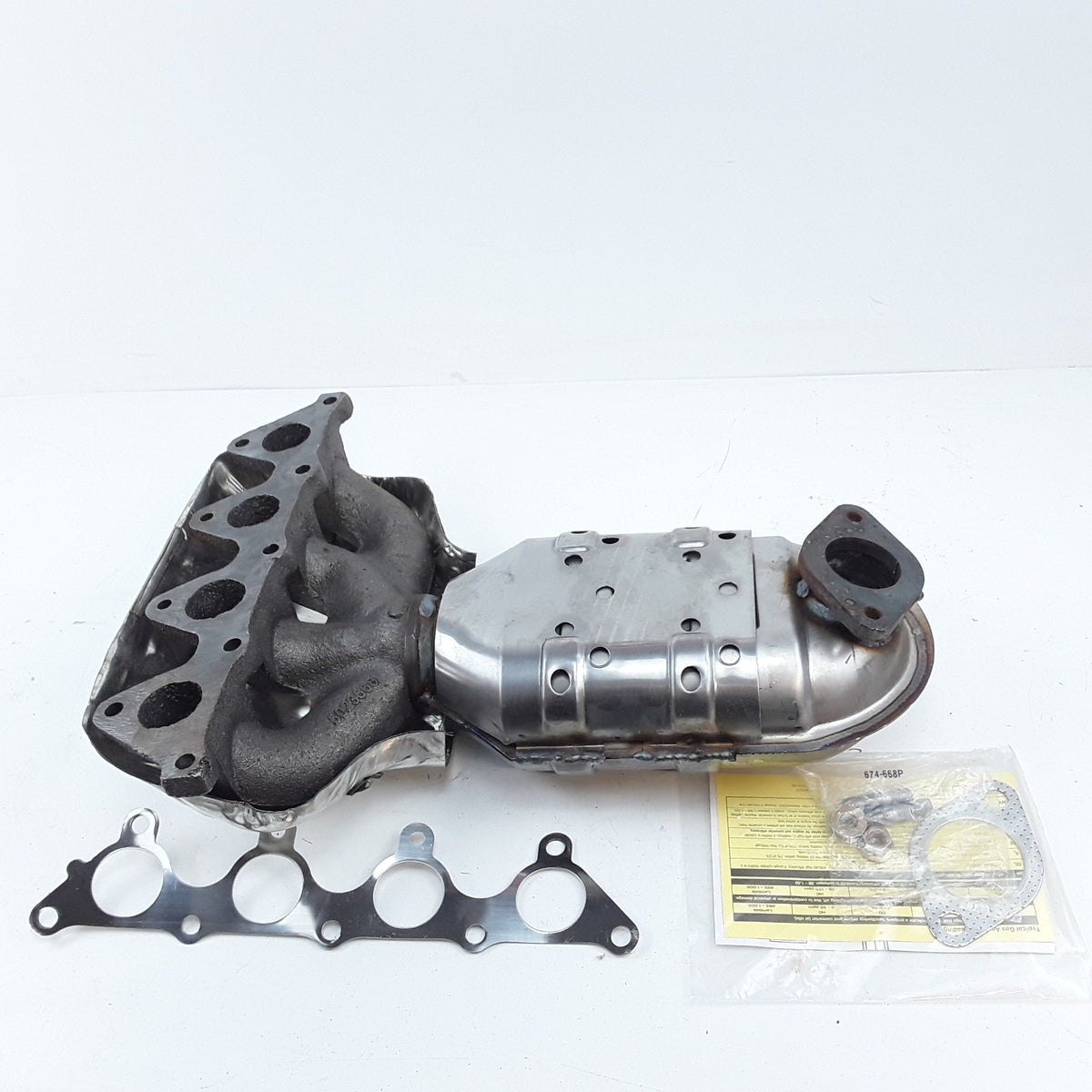 Catalytic Converter W/ Integrated Exhaust Manifold For 01-05 Hyundai Accent 1.6L