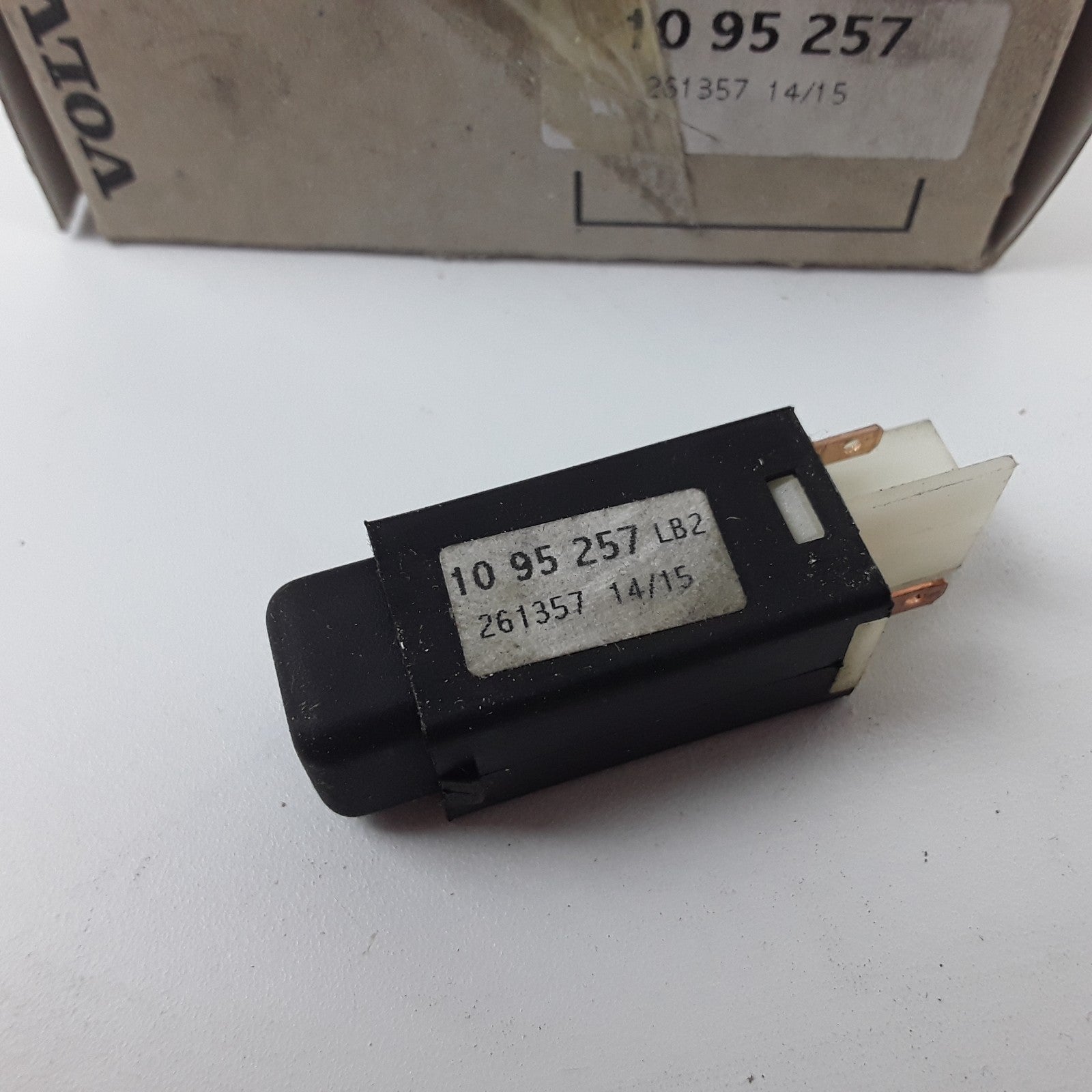 Multi-Purpose Dash Dashboard Push-Button Switch For Volvo Trucks 1095257