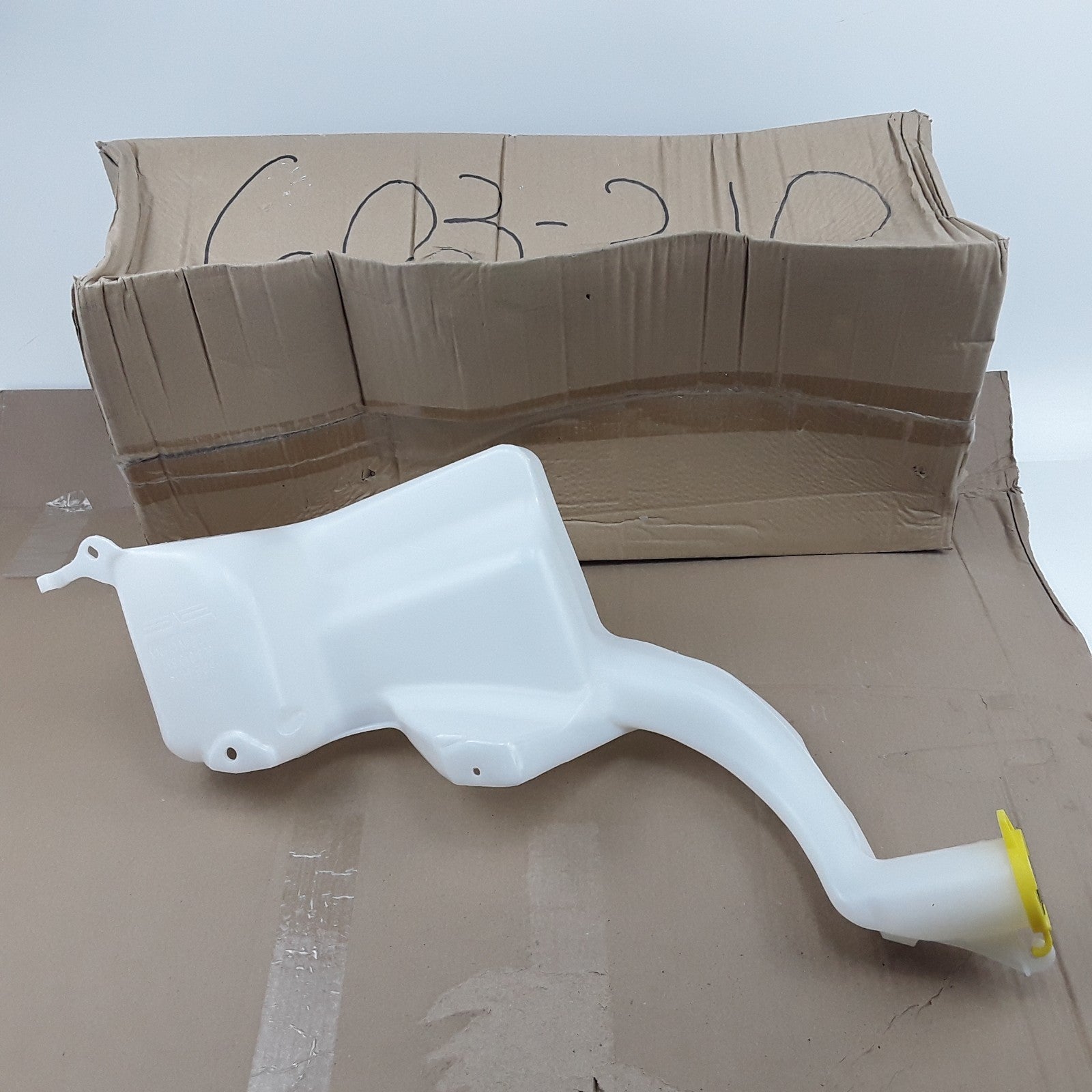 Front Windshield Washer Reservoir Fits Chrysler Dodge Plymouth (2001 2002-2005)