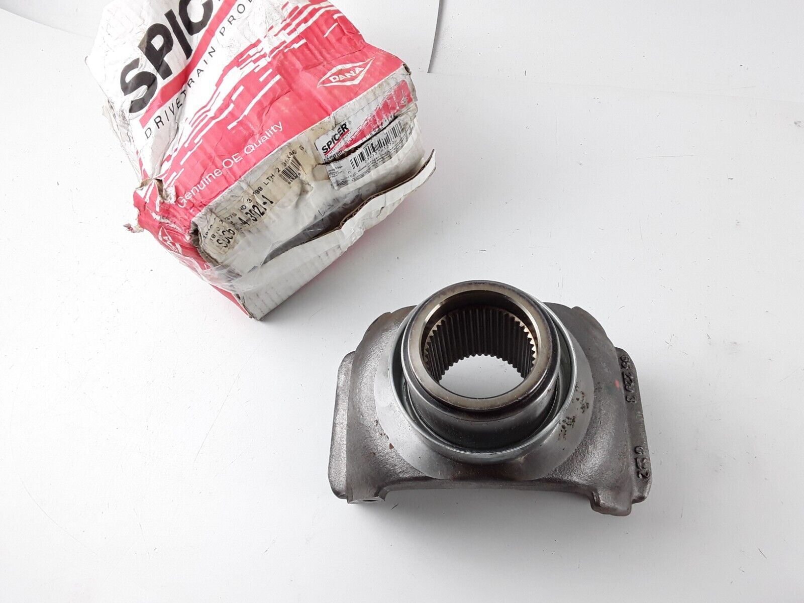 Dana Spicer 6.5-4-4611-1X Differential End Yoke Series 1810 250-65446111X - HotCarParts