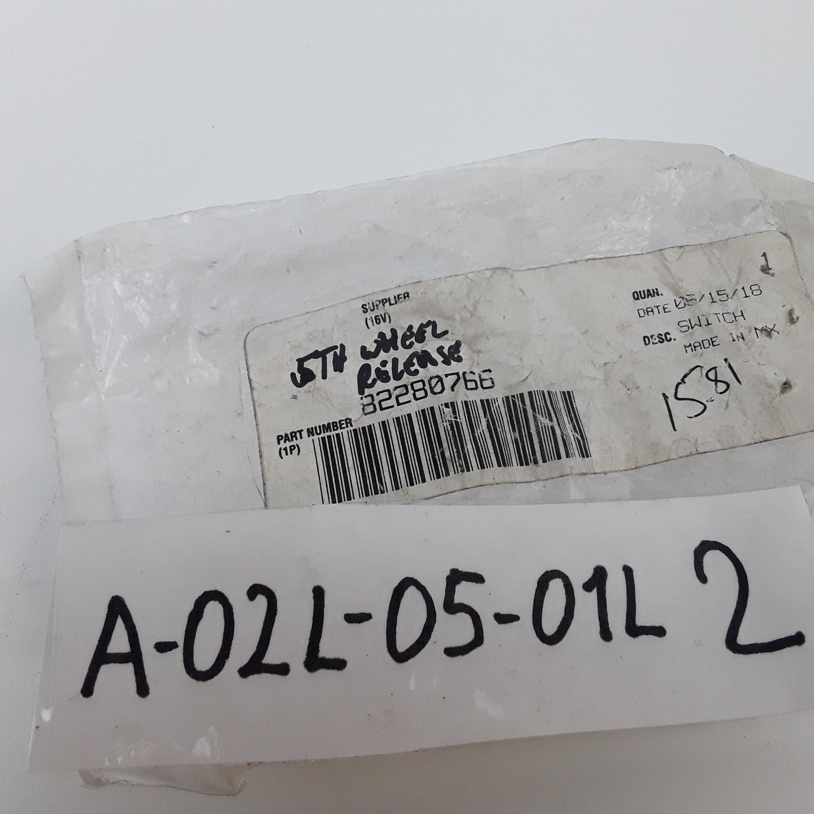Volvo 82280766 Diff Lock Dash Dashboard Center Console Switch Fits Mack GU813
