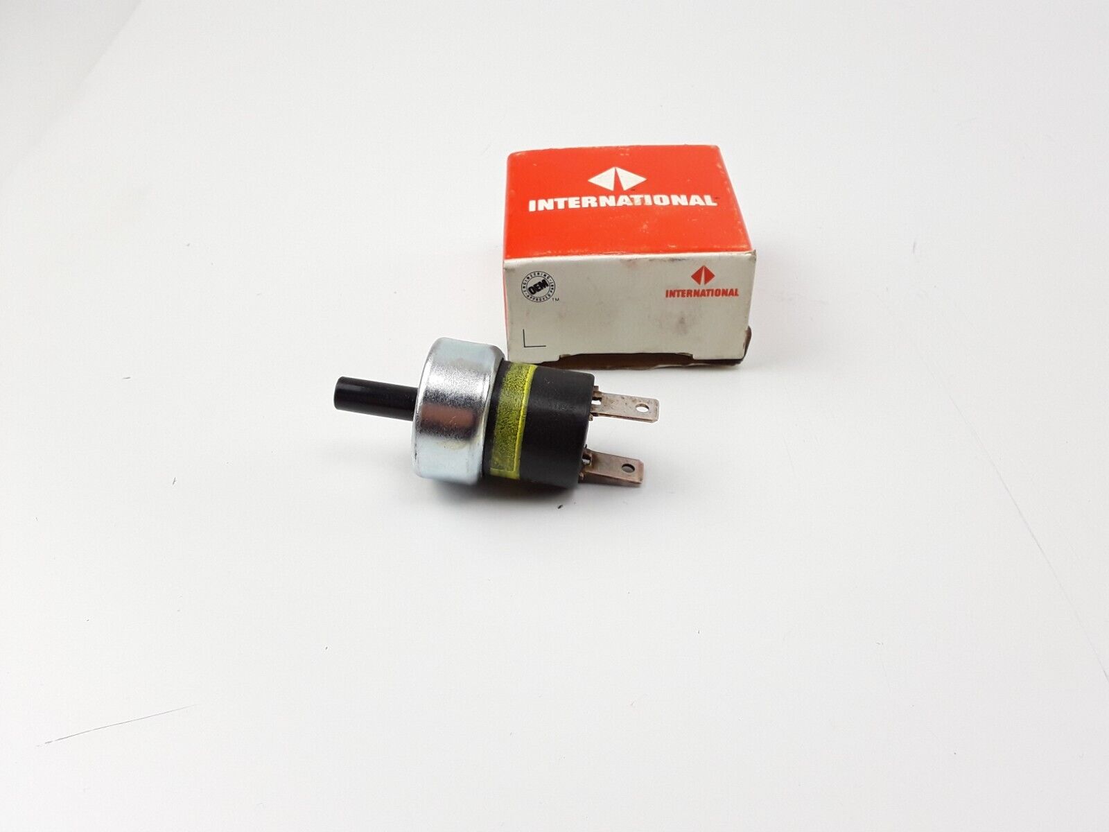 GENUINE INTERNATIONAL NAVISTAR 2021374C1 SWITCH PRESSURE SPCL 64 - 76 PSI OEM - HotCarParts