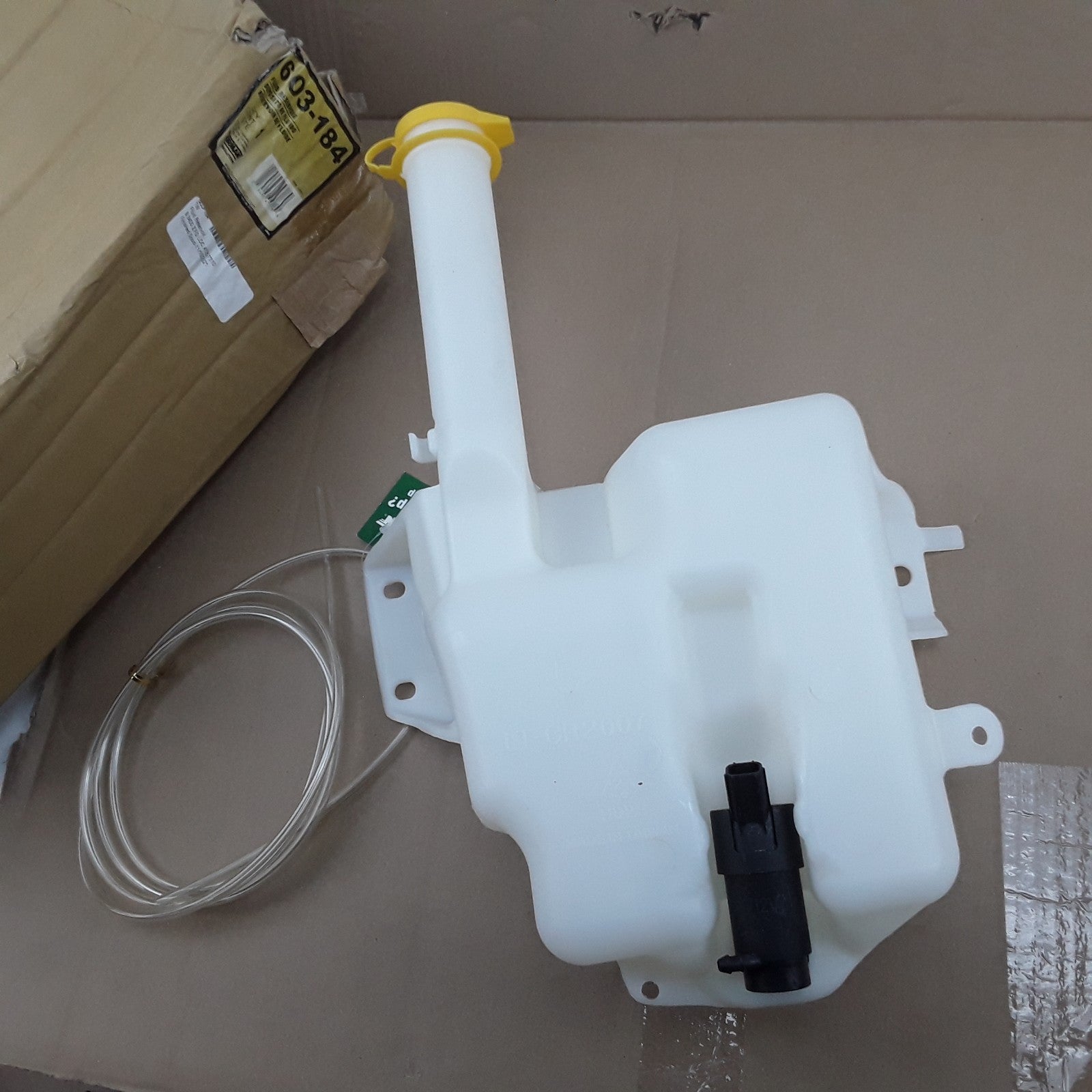Front Washer Fluid Reservoir For Dodge Stratus Chrysler Cirrus Sebring 2001-2006