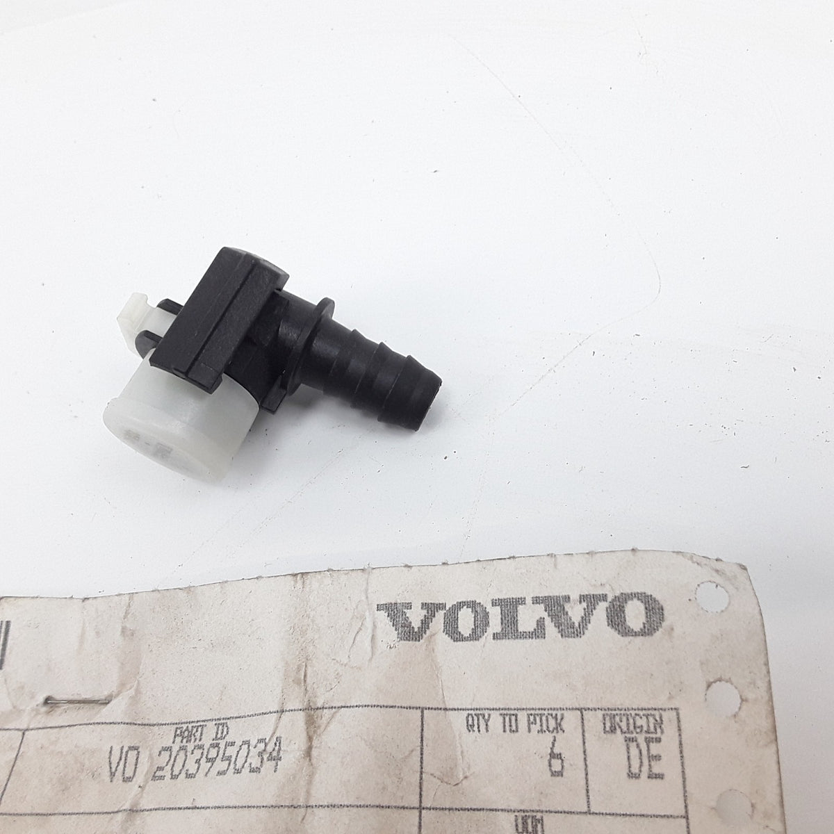 Volvo 20395034 Male Elbow Fuel Line Fitting, 90° Fits Volvo Mack Trucks