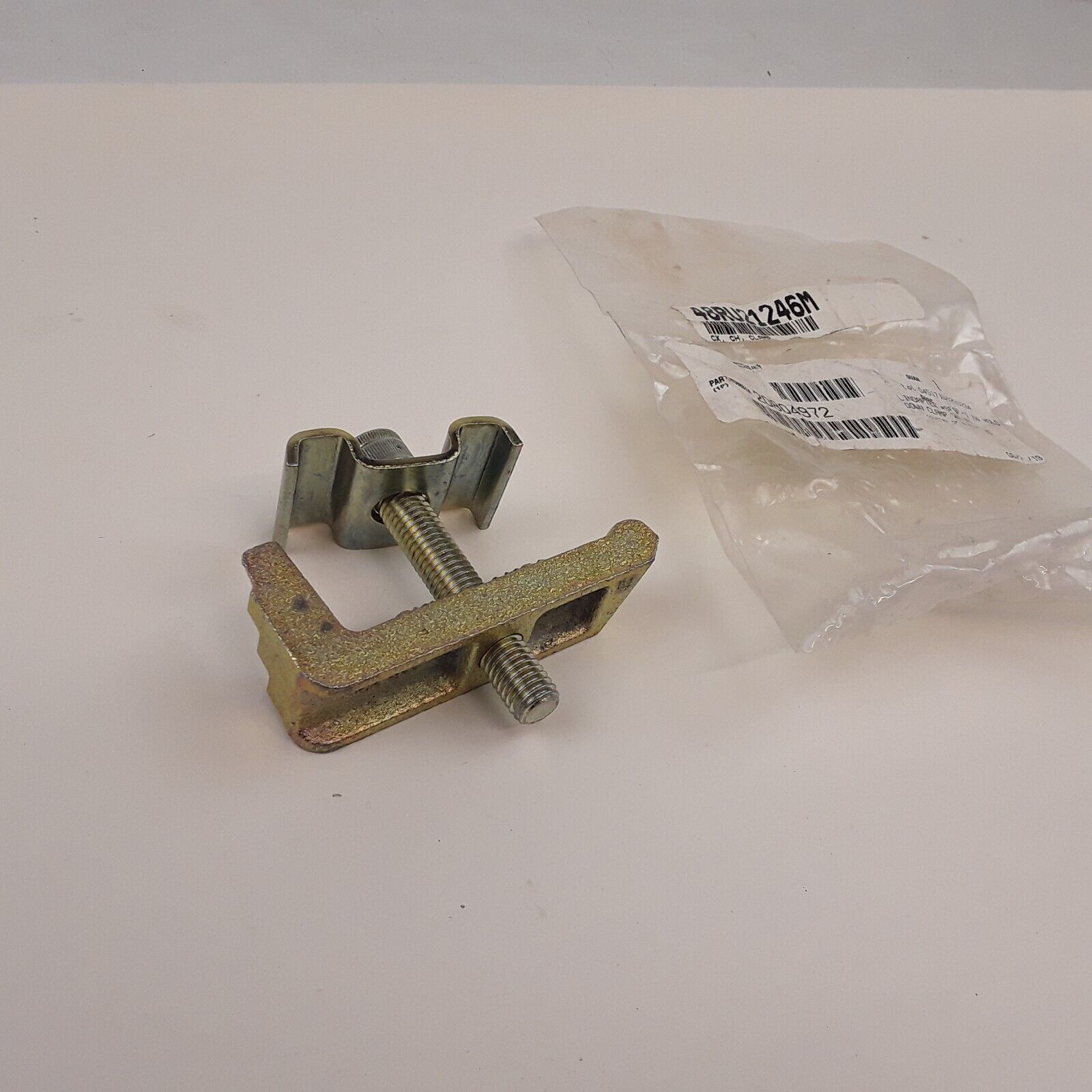 20804972 , 48RU21246M DECK PLATE CLAMP HOLDDOWN MACK CXN612,CXN613,MR688P,MR688S