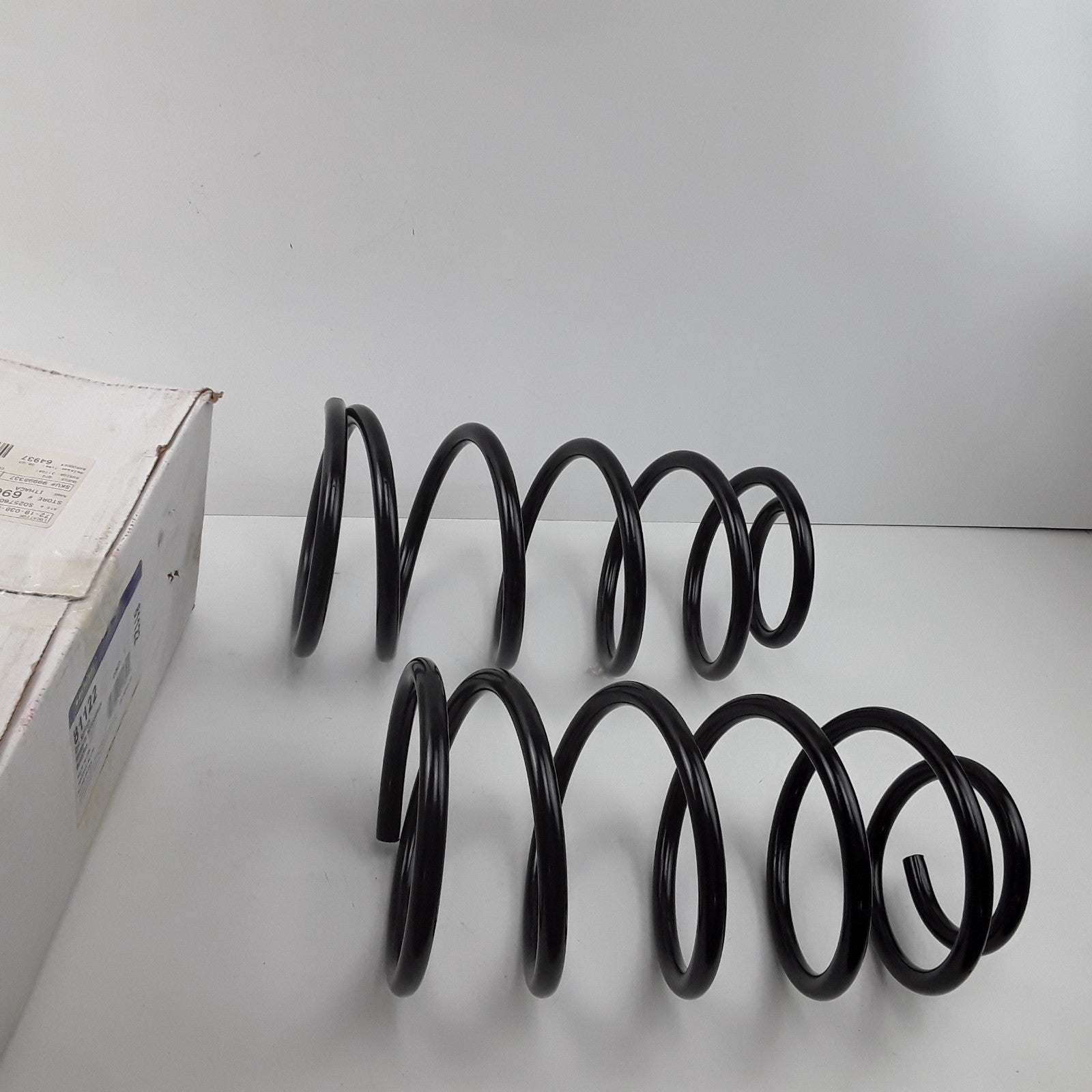 MOOG 81122 Front Coil Spring Set Fits Chrysler PT Cruiser (2001 2002 2003-2010)