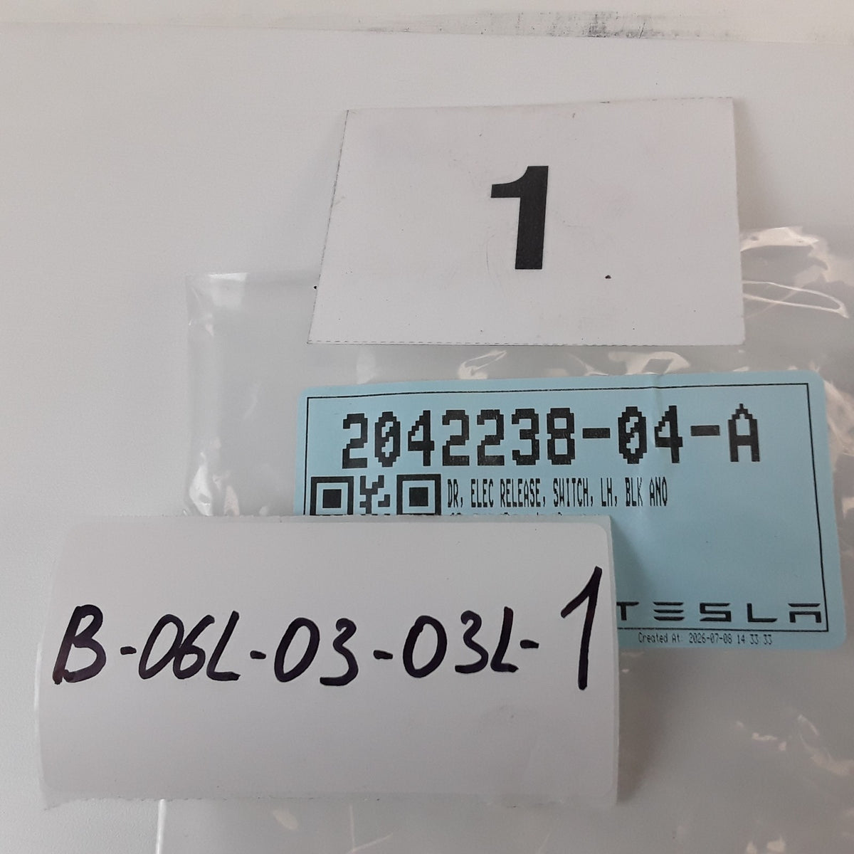 2042238-04-A LH Door Electric Release Switch Assembly For Tesla Model Y 2025